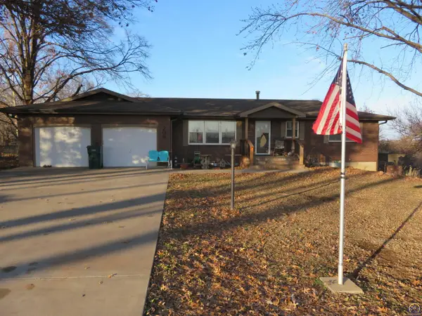 208 Sunflower Blvd, Ozawkie, KS 66070