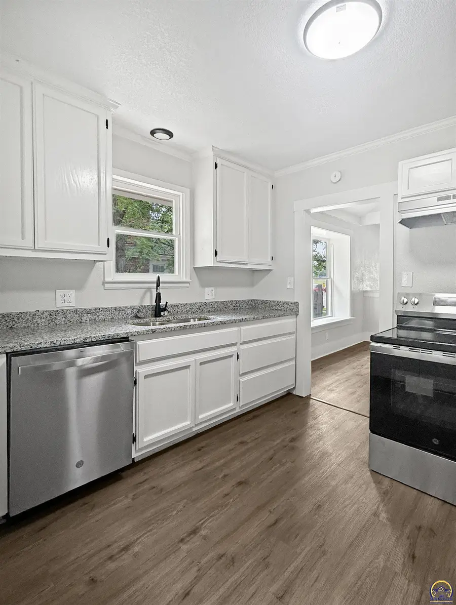324 SW Macvicar Ave, Topeka, KS 66604 - Image #2