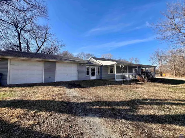 201 S Vine St, McLouth, KS 66054