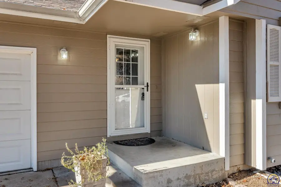 320 Harrison Ct, Auburn, KS 66402 - Image #2