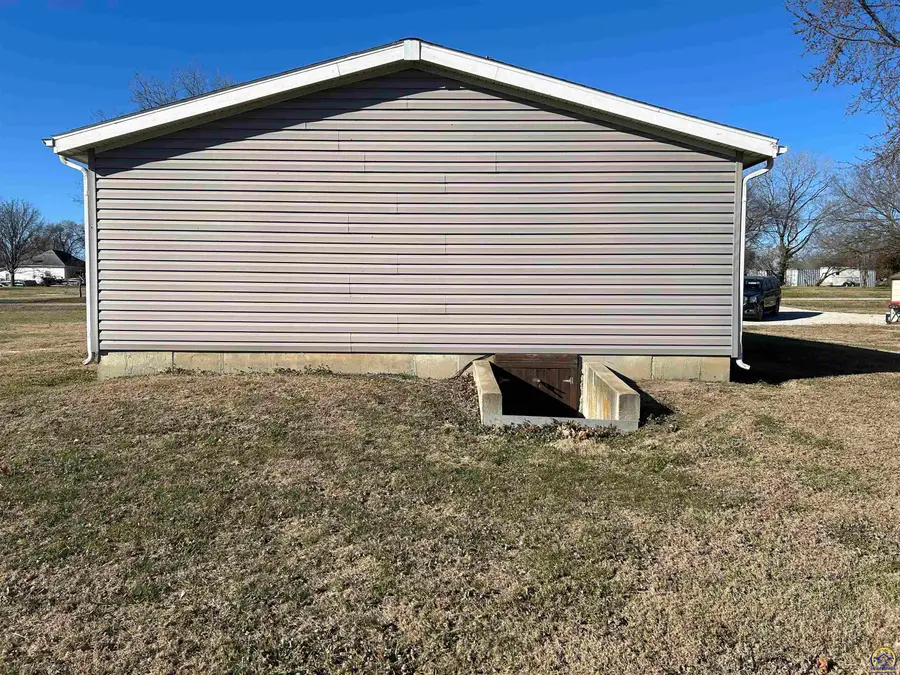 410 E Grand Ave, Hartford, KS 66854 - Image #3