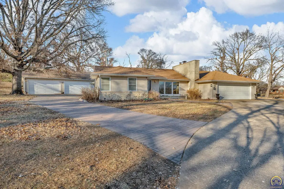 355 SW Yorkshire Rd, Topeka, KS 66606 - Image #1
