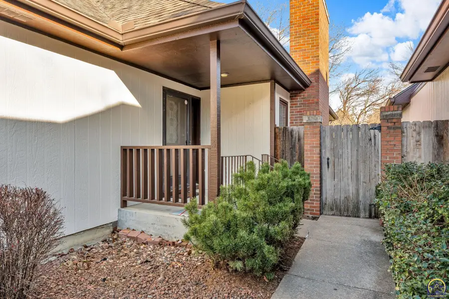 2404 SW Brookhaven Ln, Topeka, KS 66614 - Image #3