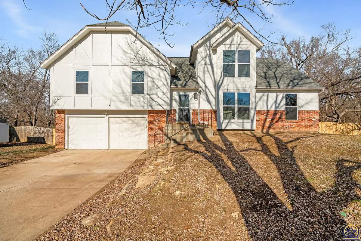 3104 SE Pisces Ave, Topeka, KS 66605 - Image #1