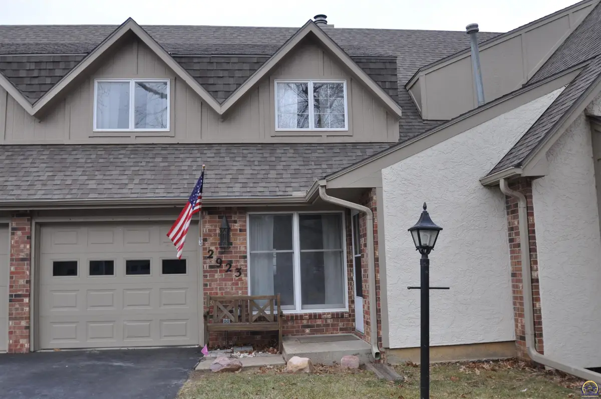 2923 SW Foxcroft 3 Ct, Topeka, KS 66614 - Image #1