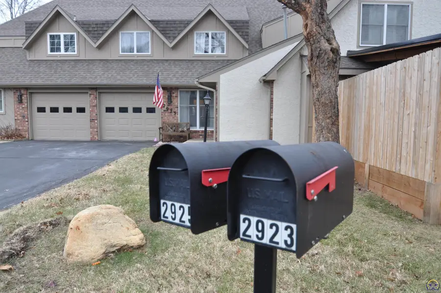 2923 SW Foxcroft 3 Ct, Topeka, KS 66614 - Image #3