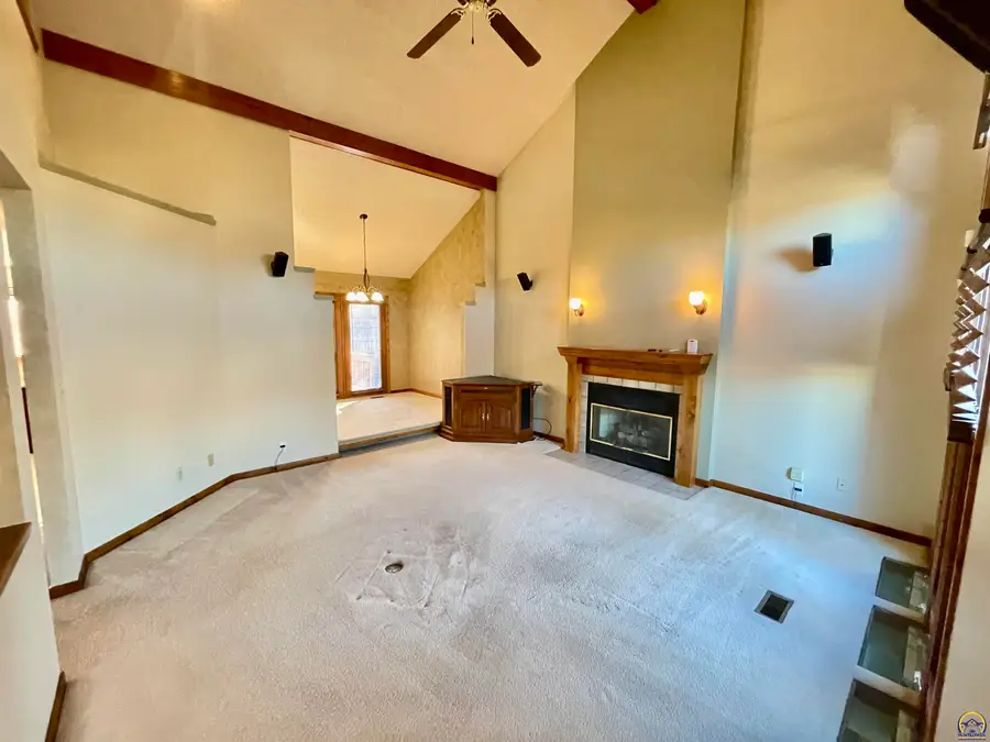 1556 SW Cheyenne Hills Rd, Topeka, KS 66604-4021 - Image #3