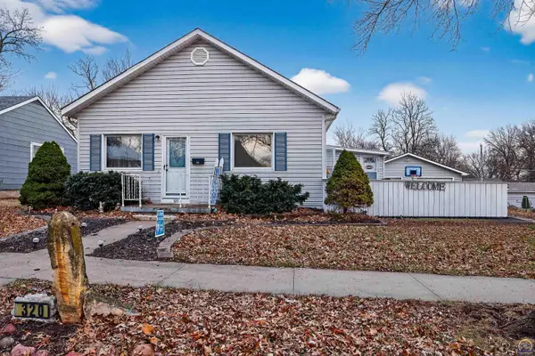 320 Topeka Ave, Holton, KS 66436