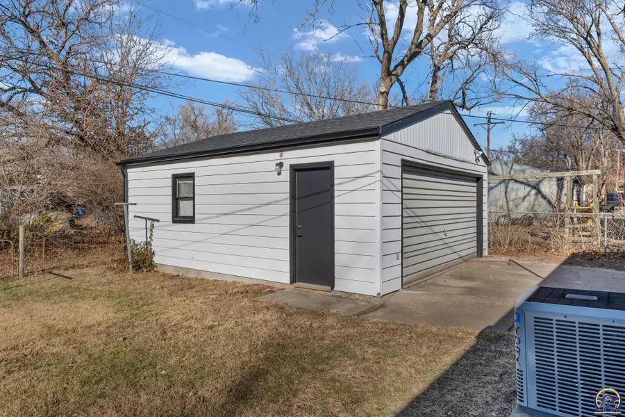 2205 SW Winterwood Ln, Topeka, KS 66614 - Image #2