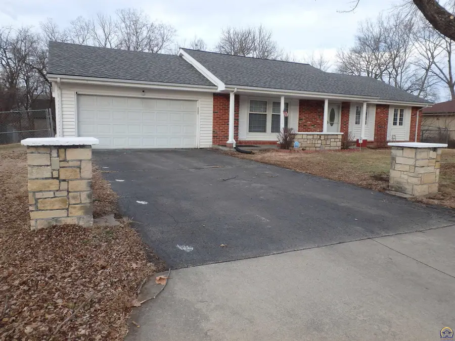 3405 SE Shorewood Dr, Topeka, KS 66605 - Image #2