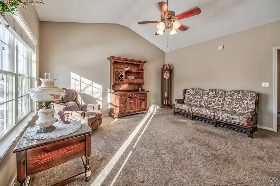 1861 Fall Creek Dr, Tonganoxie, KS 66086 - #2