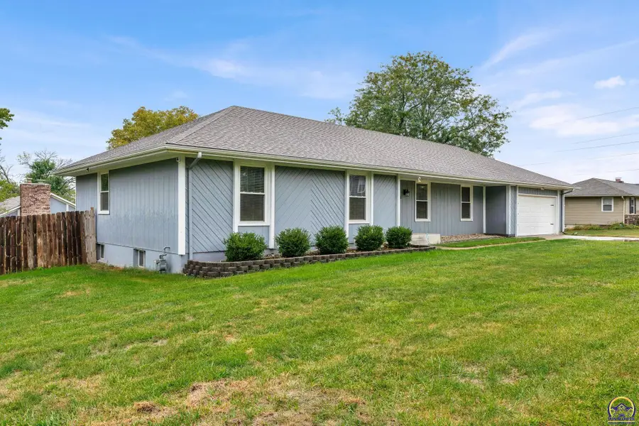 2205 NW Kendall Dr, Topeka, KS 66618 - Image #2