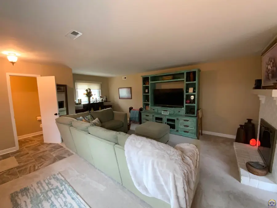 5700 SW Foxcroft North Cir, Topeka, KS 66614 - Image #3