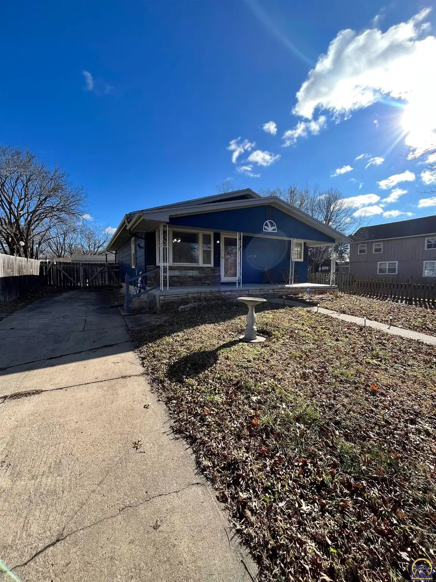 218 S Cottonwood St, Emporia, KS 66801 - #2