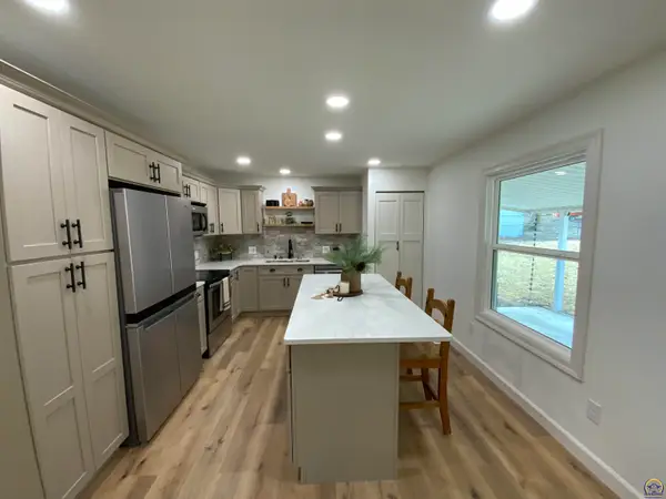 2921 SW Moundview Ct, Topeka, KS 66614