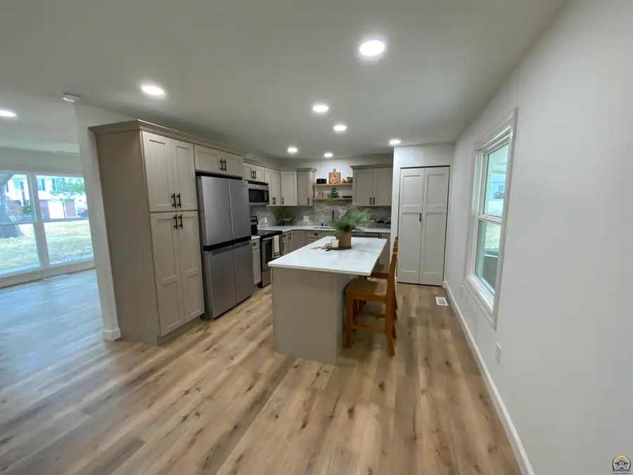 2921 SW Moundview Ct, Topeka, KS 66614 - Image #3