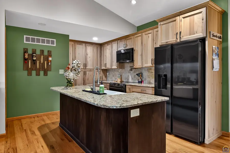 125 Shelby Dr, Holton, KS 66436 - Image #2