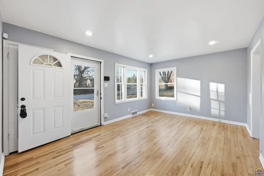 2116 SW Plass Ave, Topeka, KS 66611 - #2