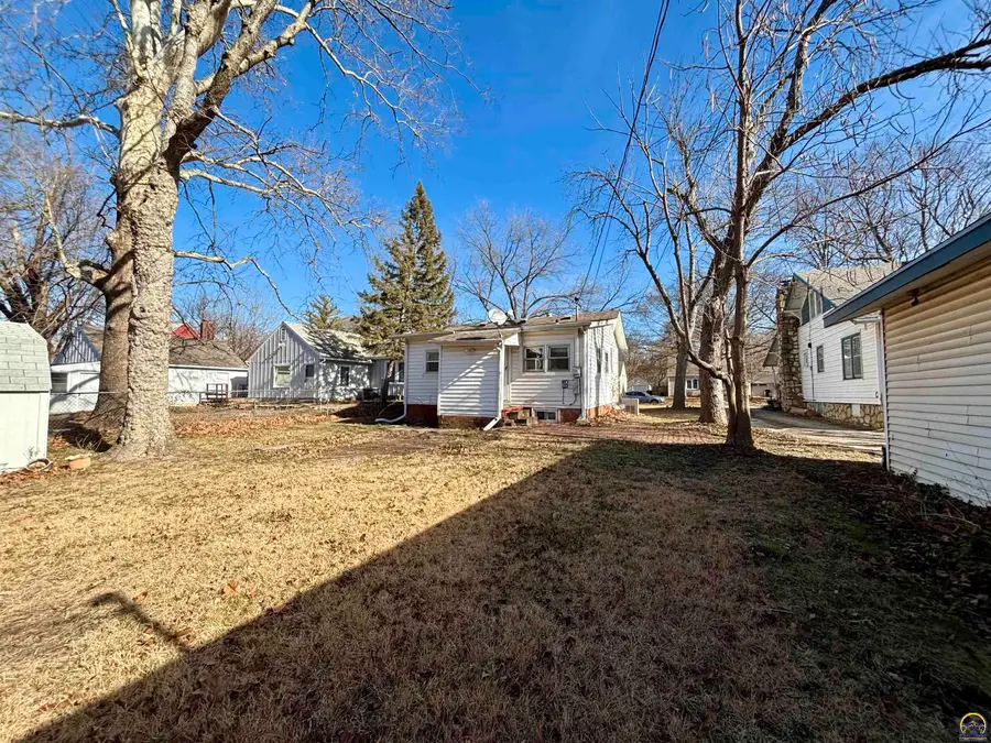 1033 SW Webster Ave, Topeka, KS 66604 - Image #2