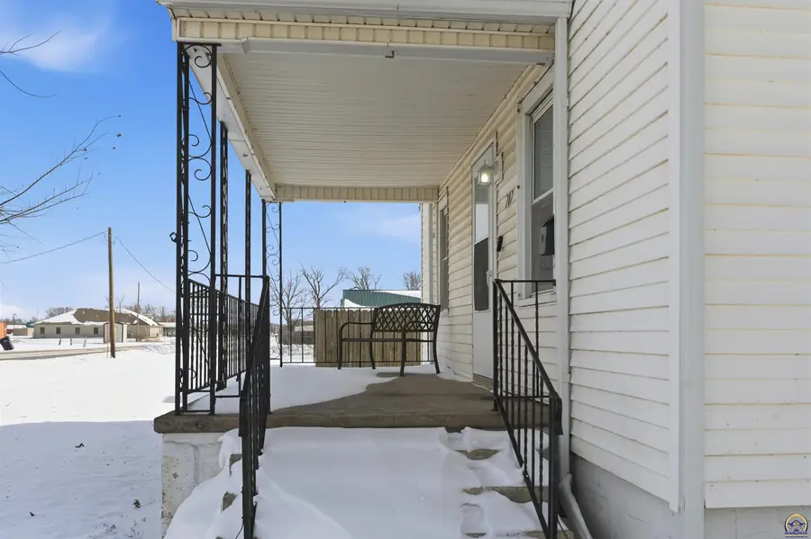 707 Lakin St, Osage City, KS 66523 - #2