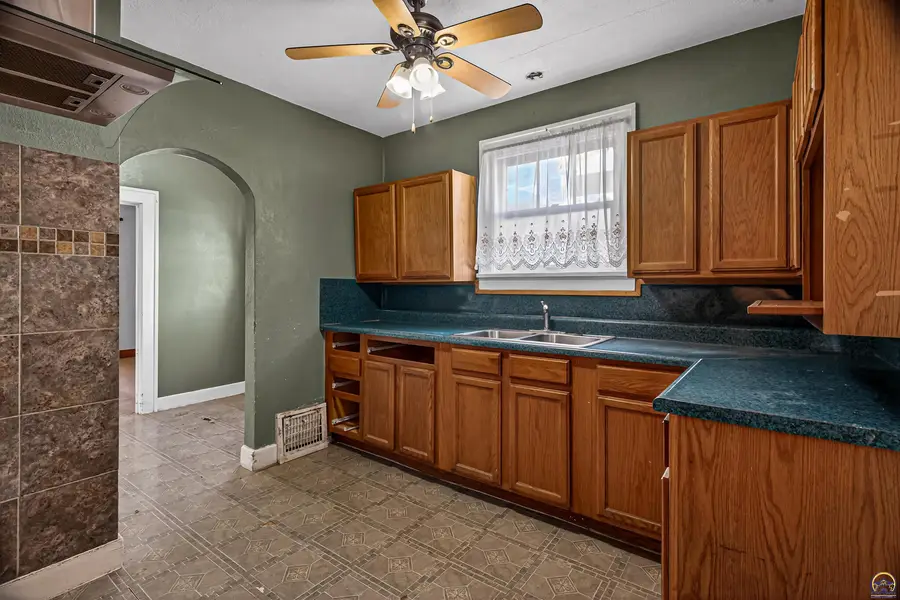 904 SW Jewell Ave, Topeka, KS 66606 - Image #3