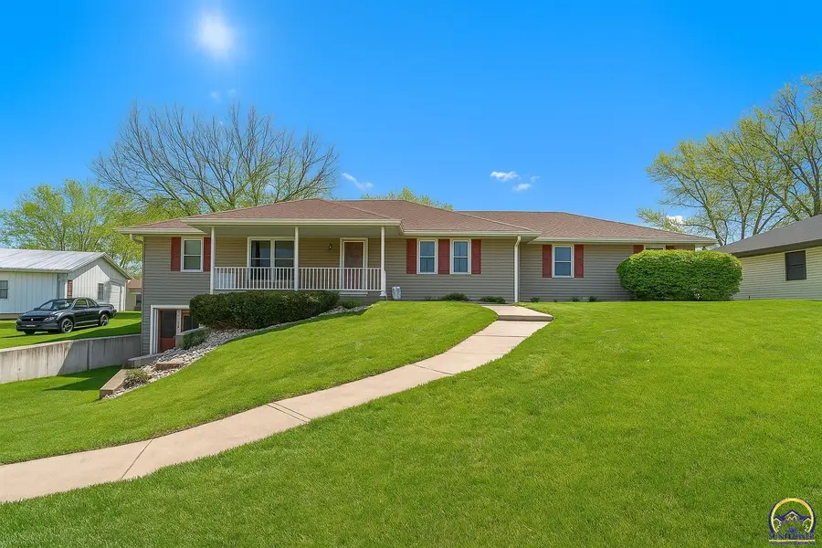 915 Walnut St, Valley Falls, KS 66088 - Image #2