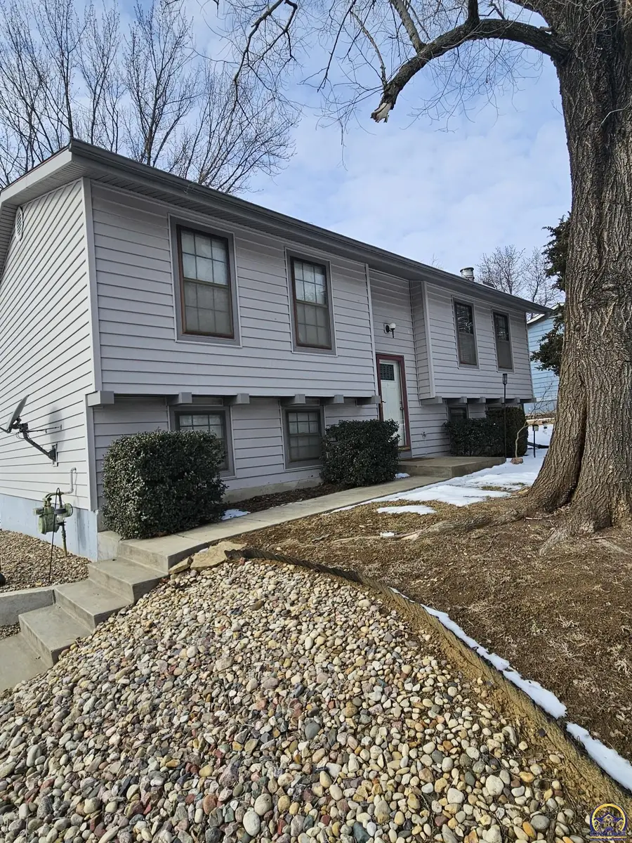 4105 NW Dondee Ln, Topeka, KS 66618 - Image #2