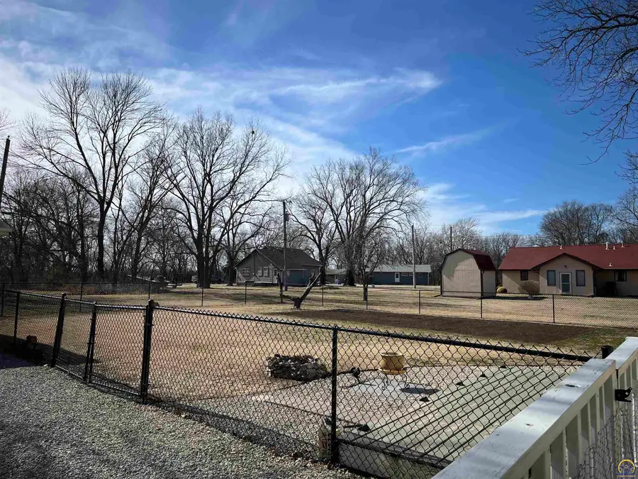 607 Kansas St, Burlington, KS 66839 - #3