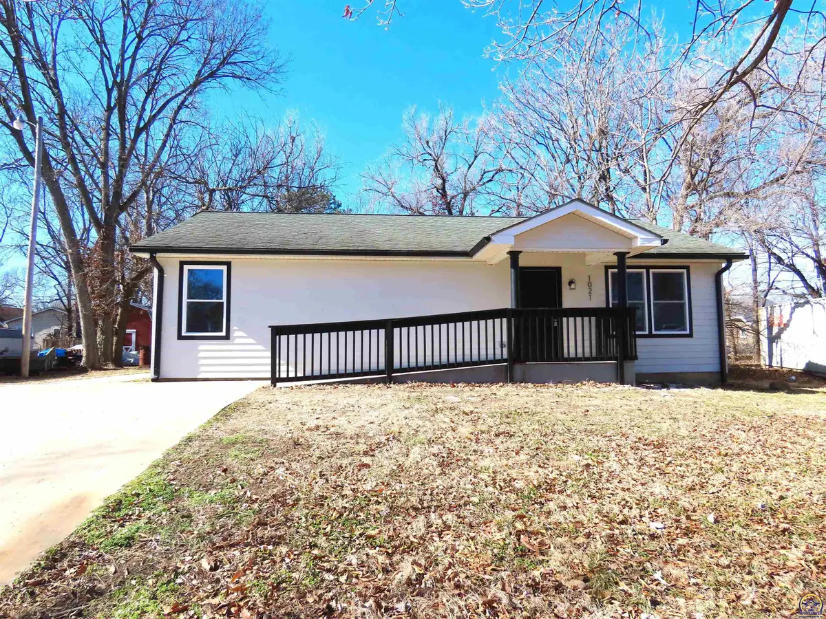 1021 SW Boswell Ave, Topeka, KS 66604 - #1