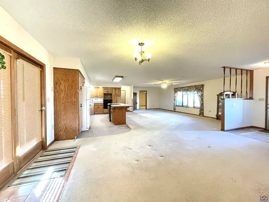 406 Noble Ave, Belvue, KS 66407 - #3