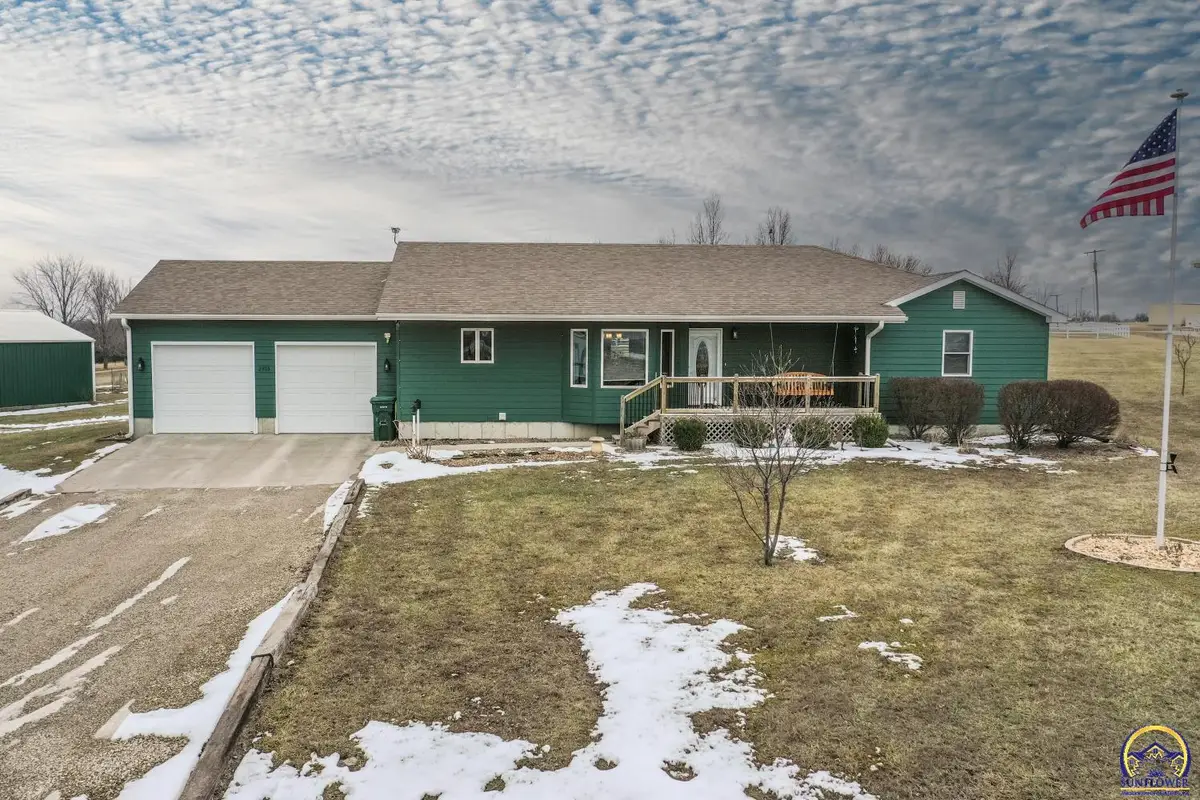 2915 Oak Hill Rd, Vassar, KS 66543 - #1