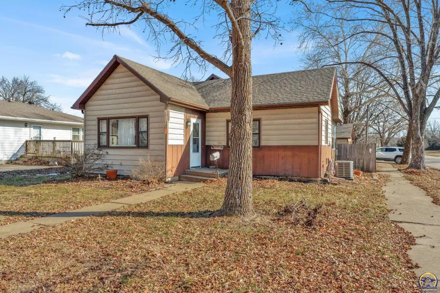 700 Oak St, Wamego, KS 66547 - #2