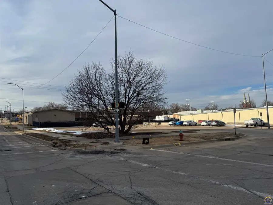 204 SW 5th St, Topeka, KS 66603 - #3