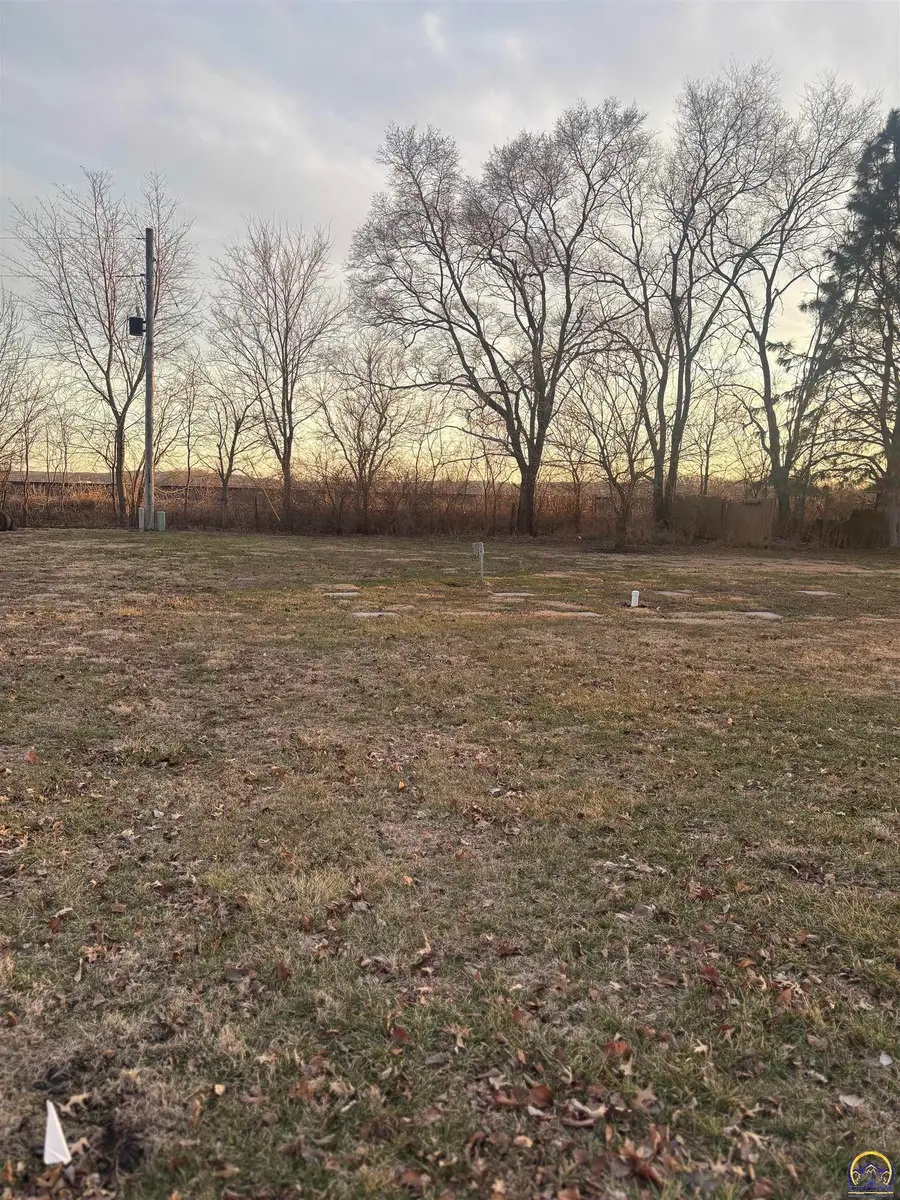 908 Harland Ct, Perry, KS 66073 - #2