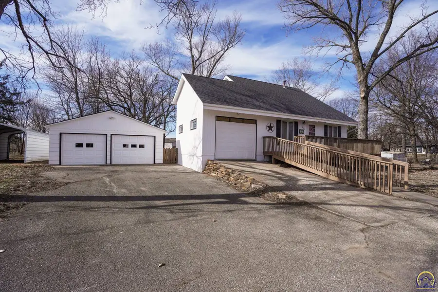 112 Walnut Ct, Perry, KS 66073 - #3