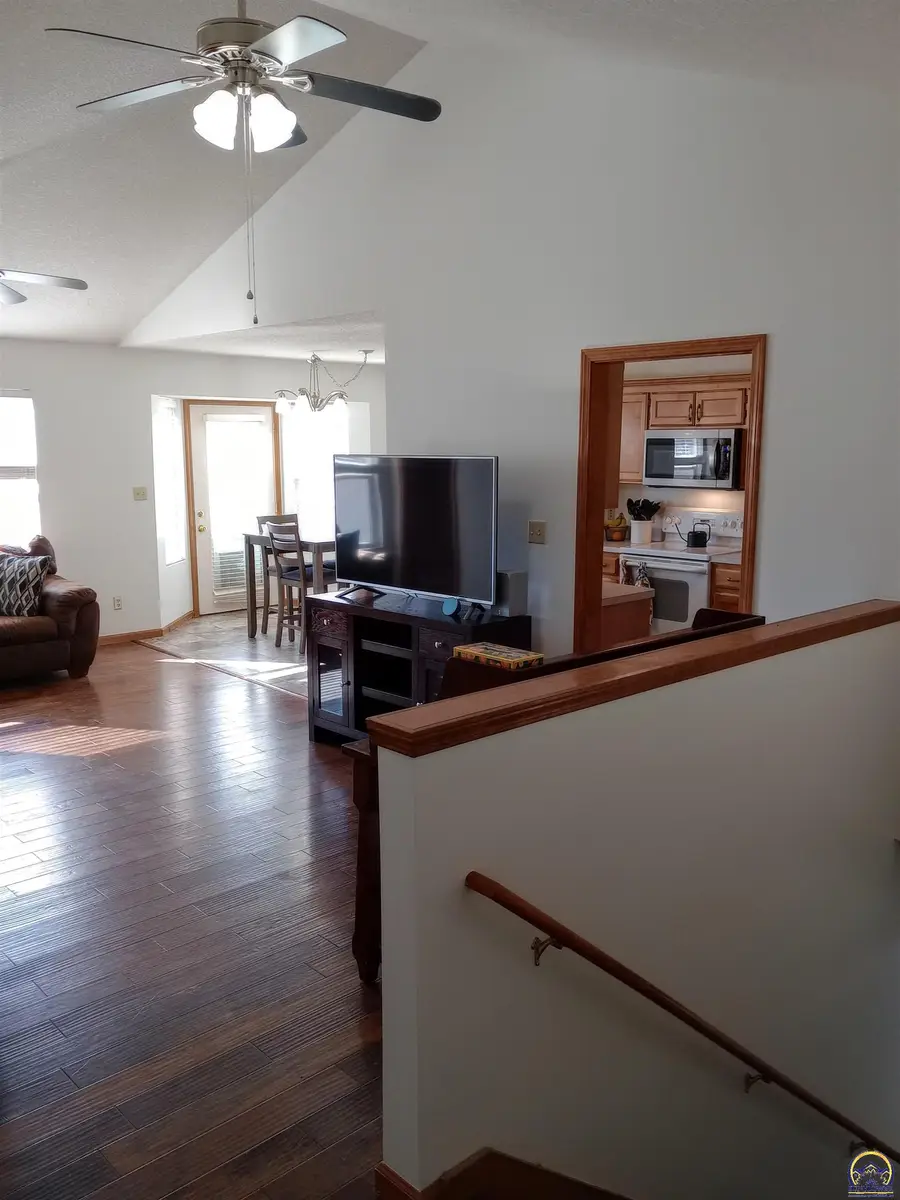 319 NE Aspen Ln, Topeka, KS 66617 - #2