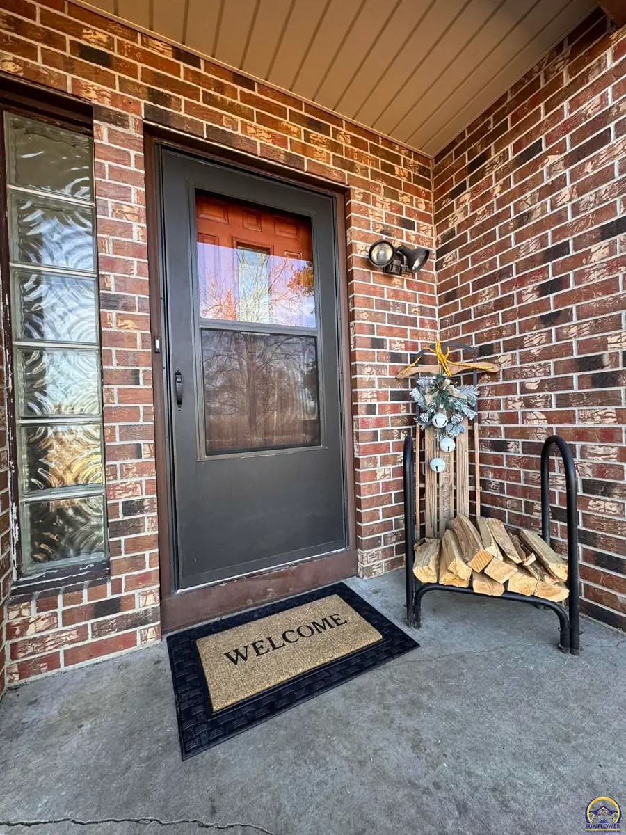 521 NE 43rd St, Topeka, KS 66617 - #2