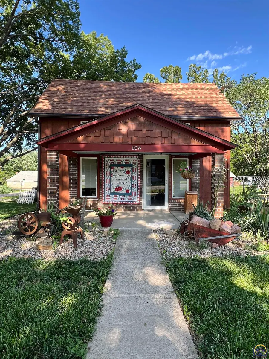 108 Highland Ave, Hoyt, KS 66509 - #2