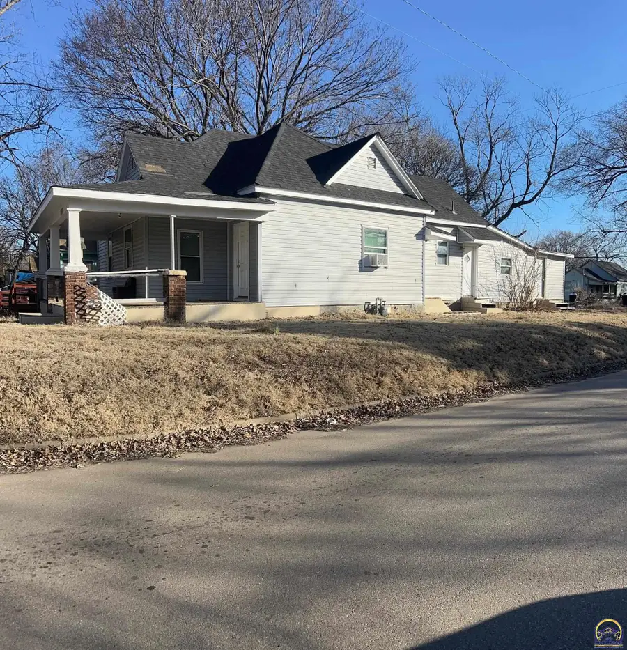 2030 SW Clay St, Topeka, KS 66604 - #2