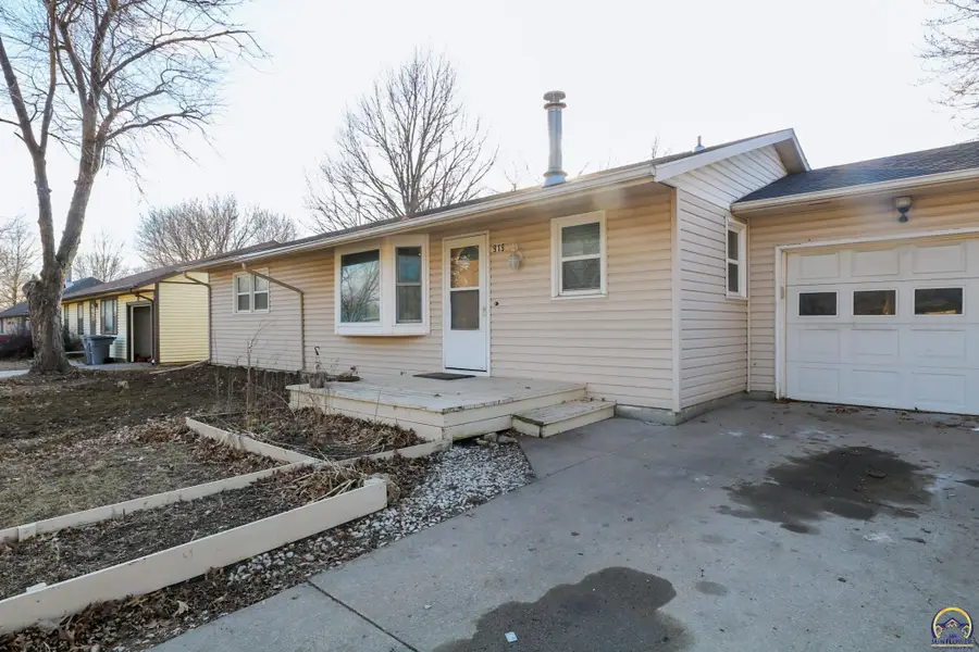 919 Henry St, Emporia, KS 66801 - #2