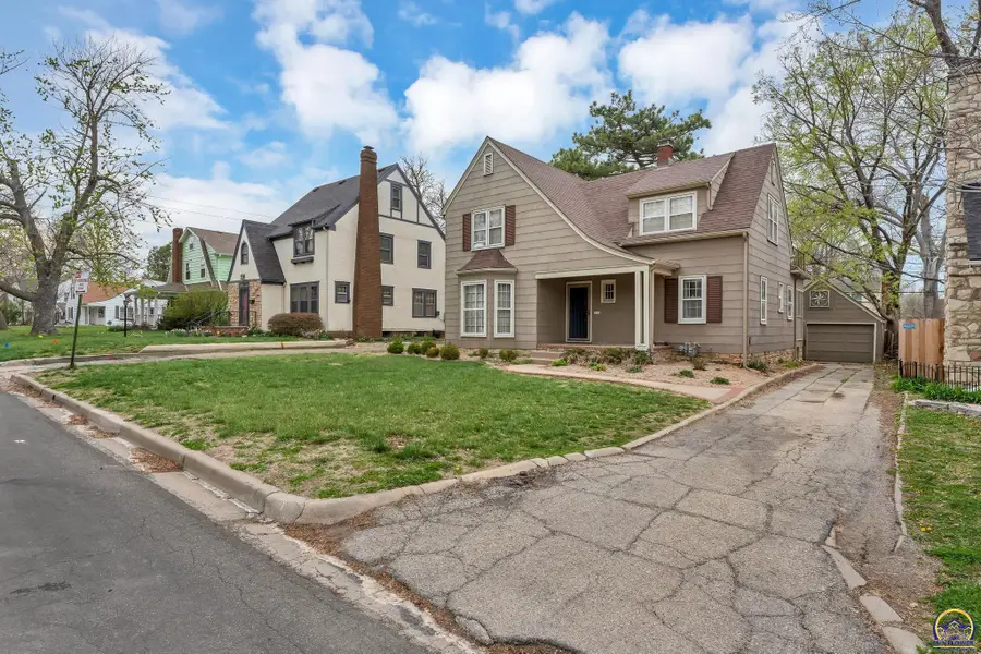 3030 SW Clark Ct, Topeka, KS 66604 - #2