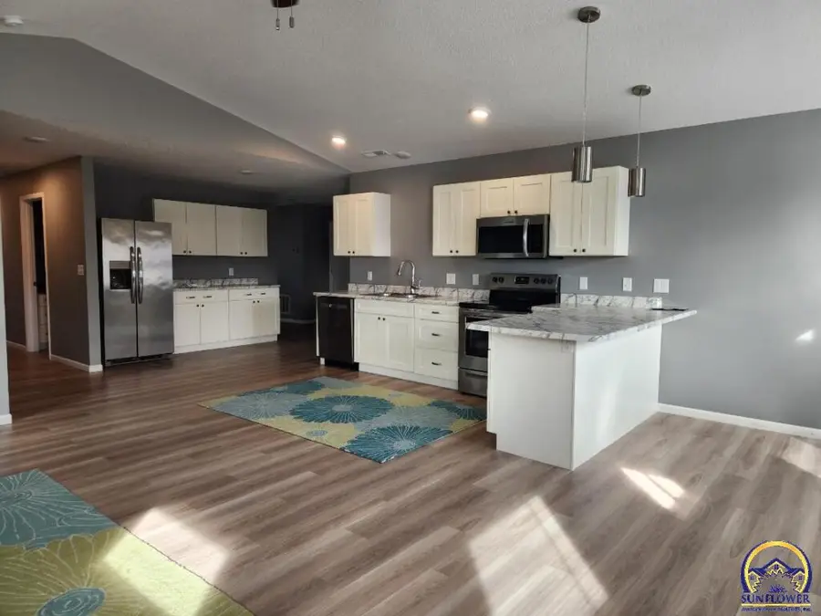 627 Oak St, Emporia, KS 66801 - #3