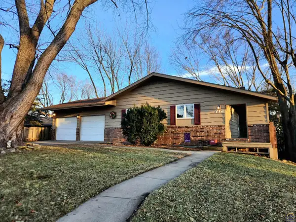 712 Delaware Dr, Ozawkie, KS 66070