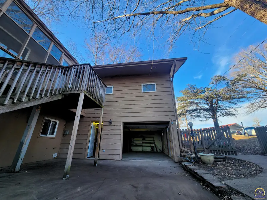 712 Delaware Dr, Ozawkie, KS 66070 - #2