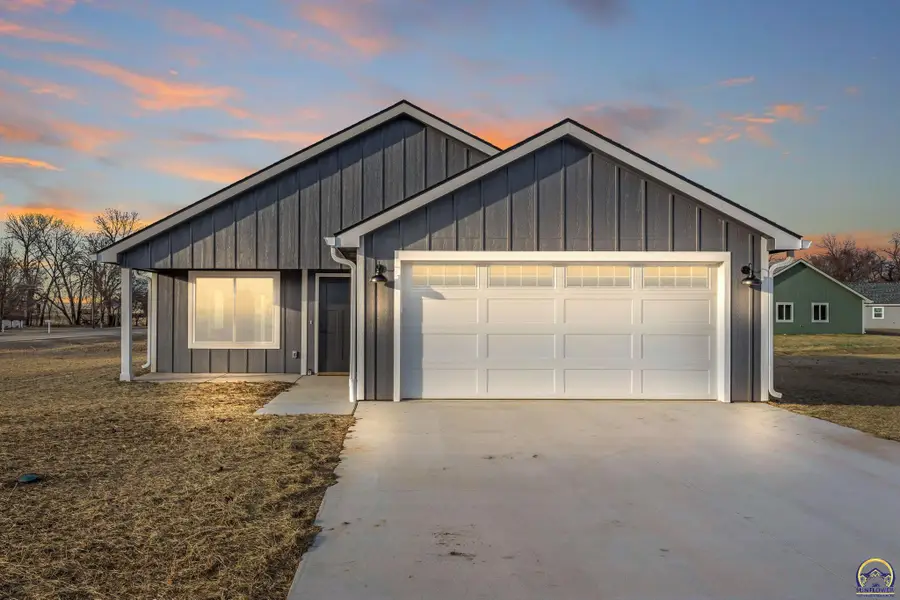 1928 NW 8th St, Topeka, KS 66608 - #2