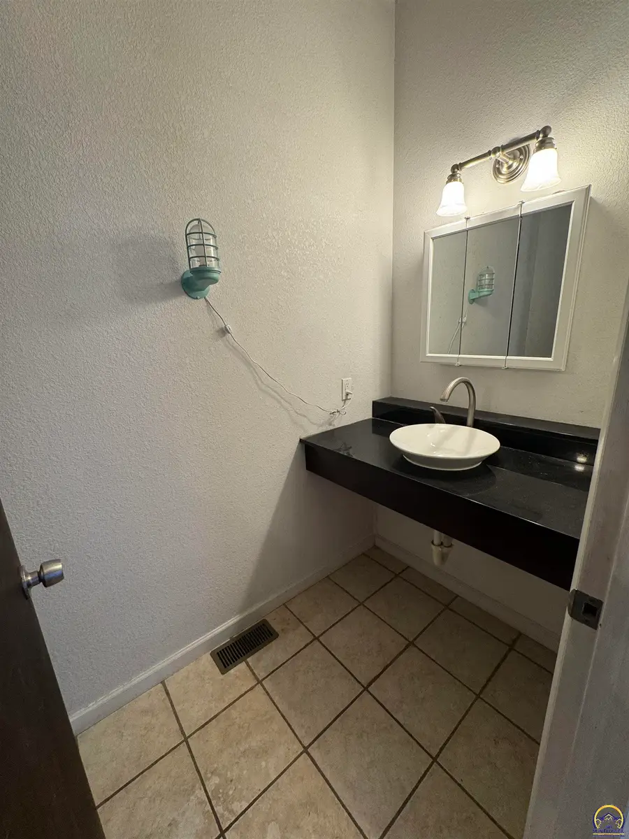 4504 SW Moundview Dr, Topeka, KS 66610 - #2