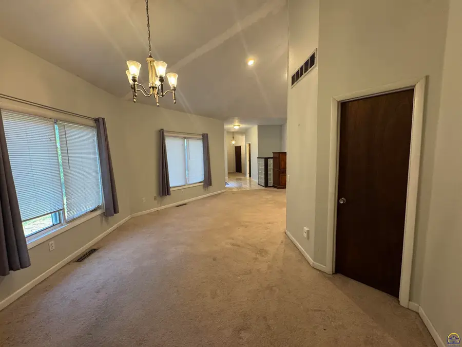 4504 SW Moundview Dr, Topeka, KS 66610 - #3