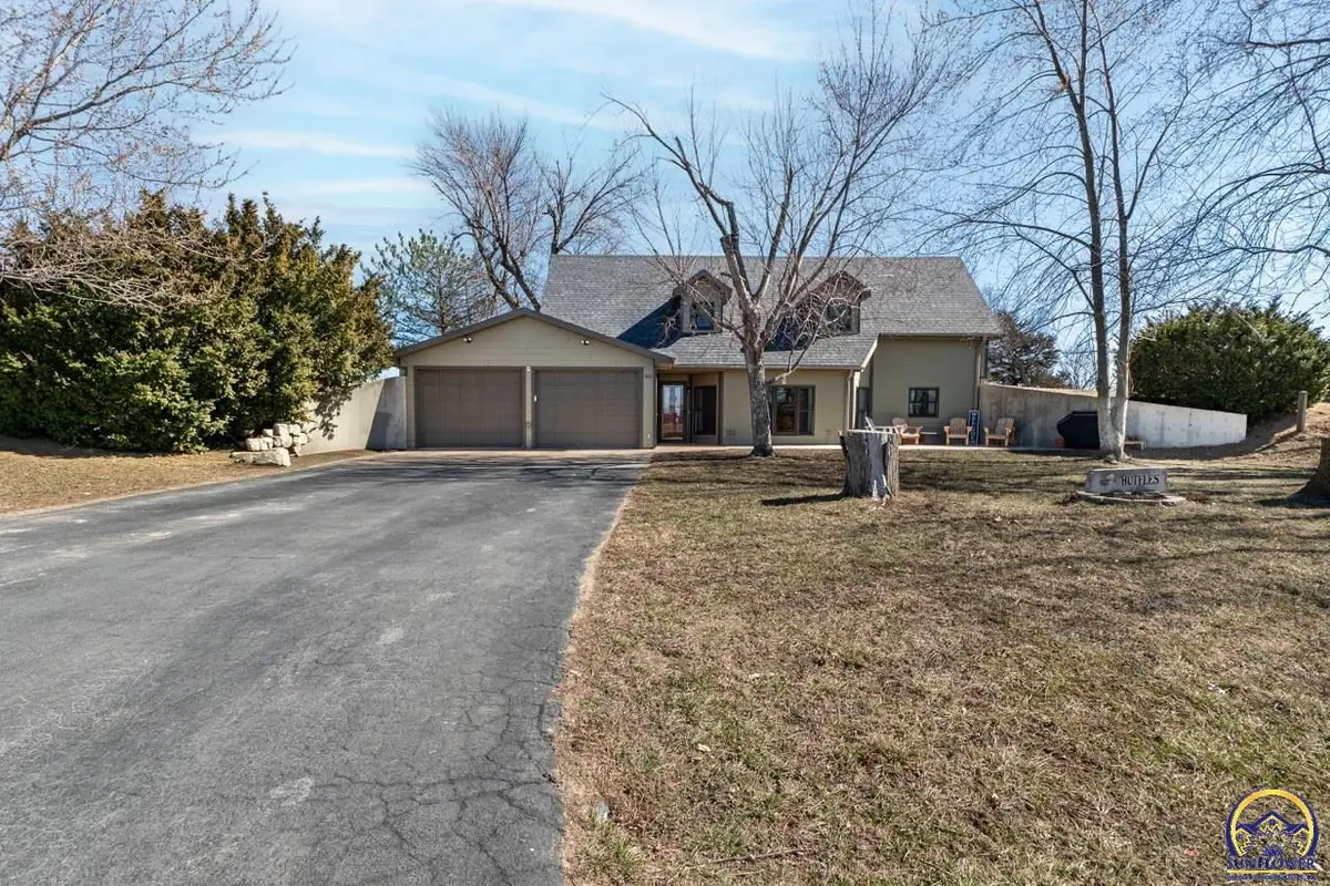 422 S Western St, Onaga, KS 66521 - #1