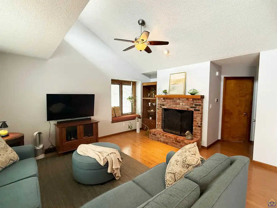 3504 SW Eveningside Dr, Topeka, KS 66614 - #3