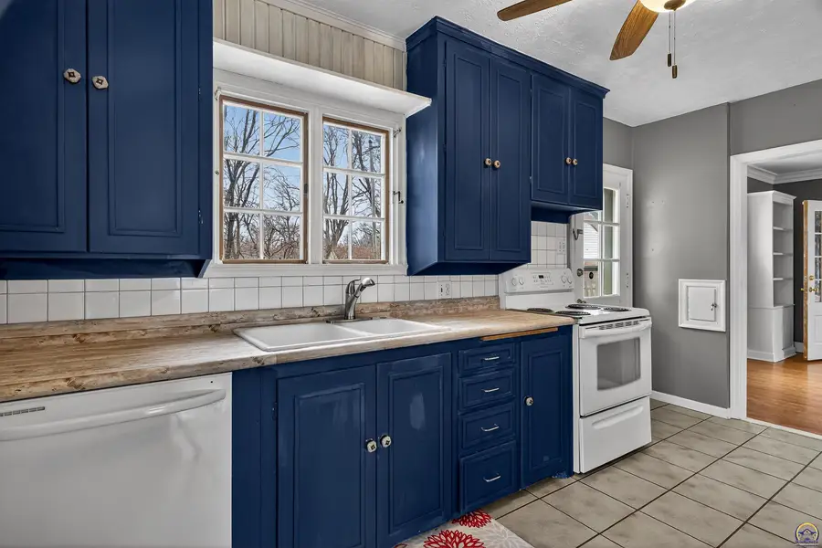 310 SW Country Club Dr, Topeka, KS 66611 - #2